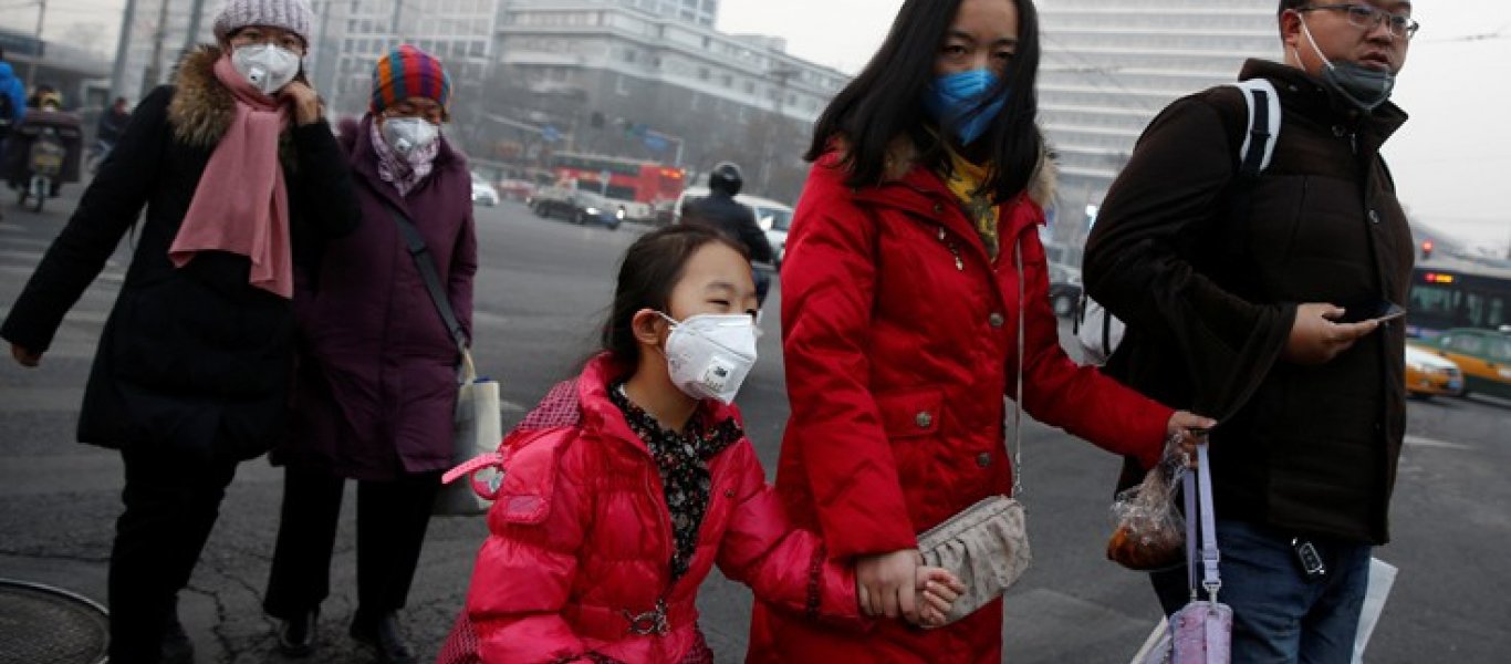 Στο «έλεος» της αιθαλομίχλης η Κίνα - Με μάσκες κυκλοφορούν οι κάτοικοι (φωτό)